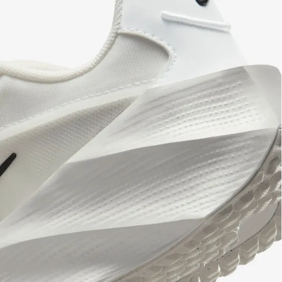 Кросівки Nike Aura Edge HQ7025-101