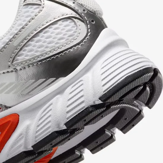Кросівки Nike V5 RNR HQ7901-100