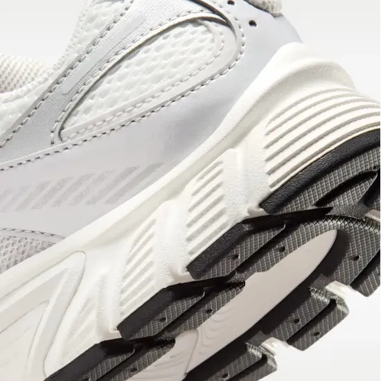 Кросівки Nike V5 RNR HQ7901-108