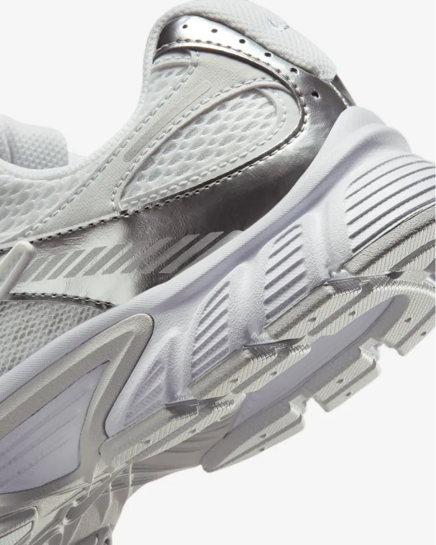 Кросівки Nike V5 RNR HQ7901-112