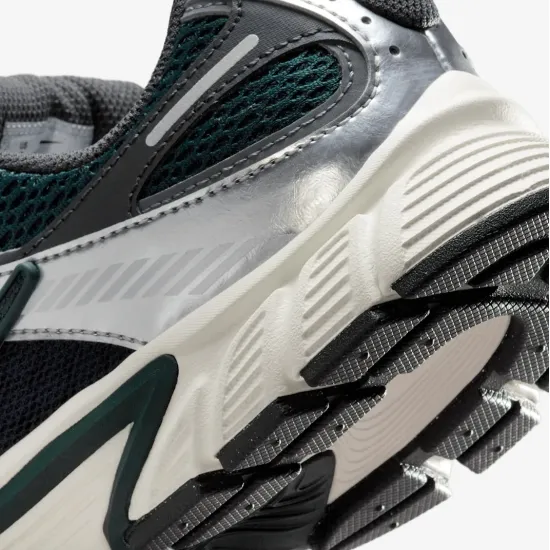Кросівки Nike V5 RNR HQ7901-300
