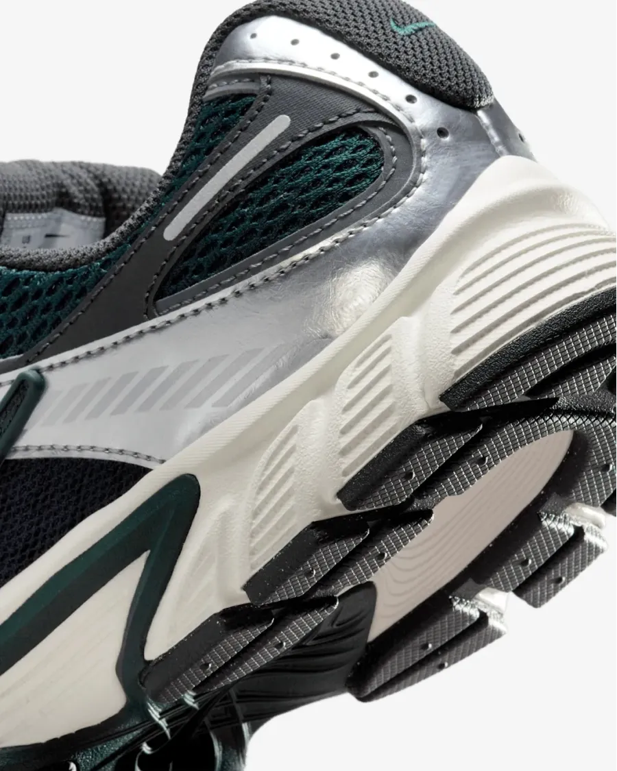 Кросівки Nike V5 RNR HQ7901-300