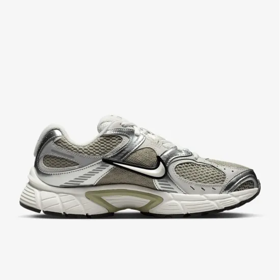 Кросівки Nike V5 RNR HQ7901-301