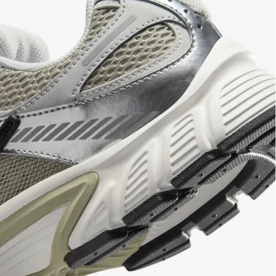 Кросівки Nike V5 RNR HQ7901-301