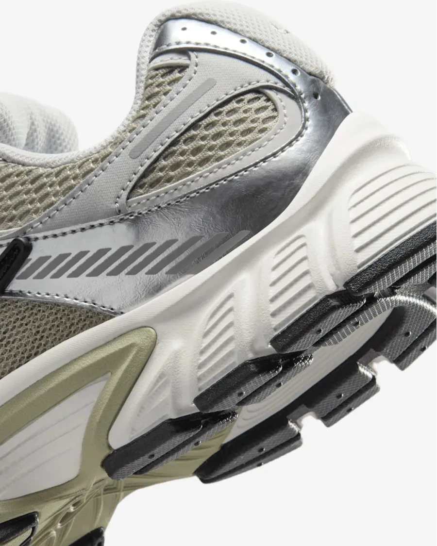 Кросівки Nike V5 RNR HQ7901-301