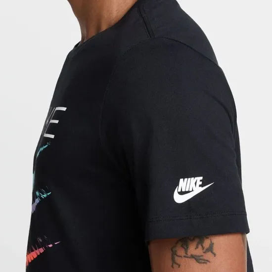 Футболка Nike Sportswear Triple Swoosh HQ8094-010