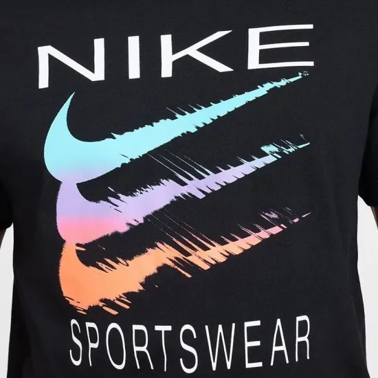 Футболка Nike Sportswear Triple Swoosh HQ8094-010