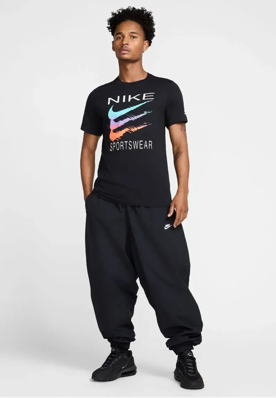 Футболка Nike Sportswear Triple Swoosh HQ8094-010