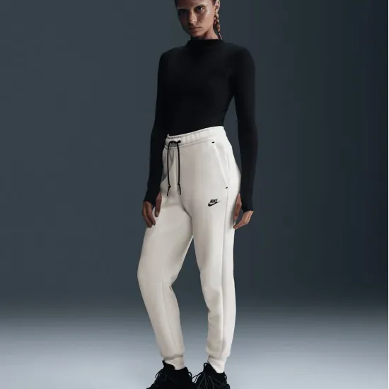 Штани Nike Sportswear Tech Fleece Mid-Rise HV6779-110