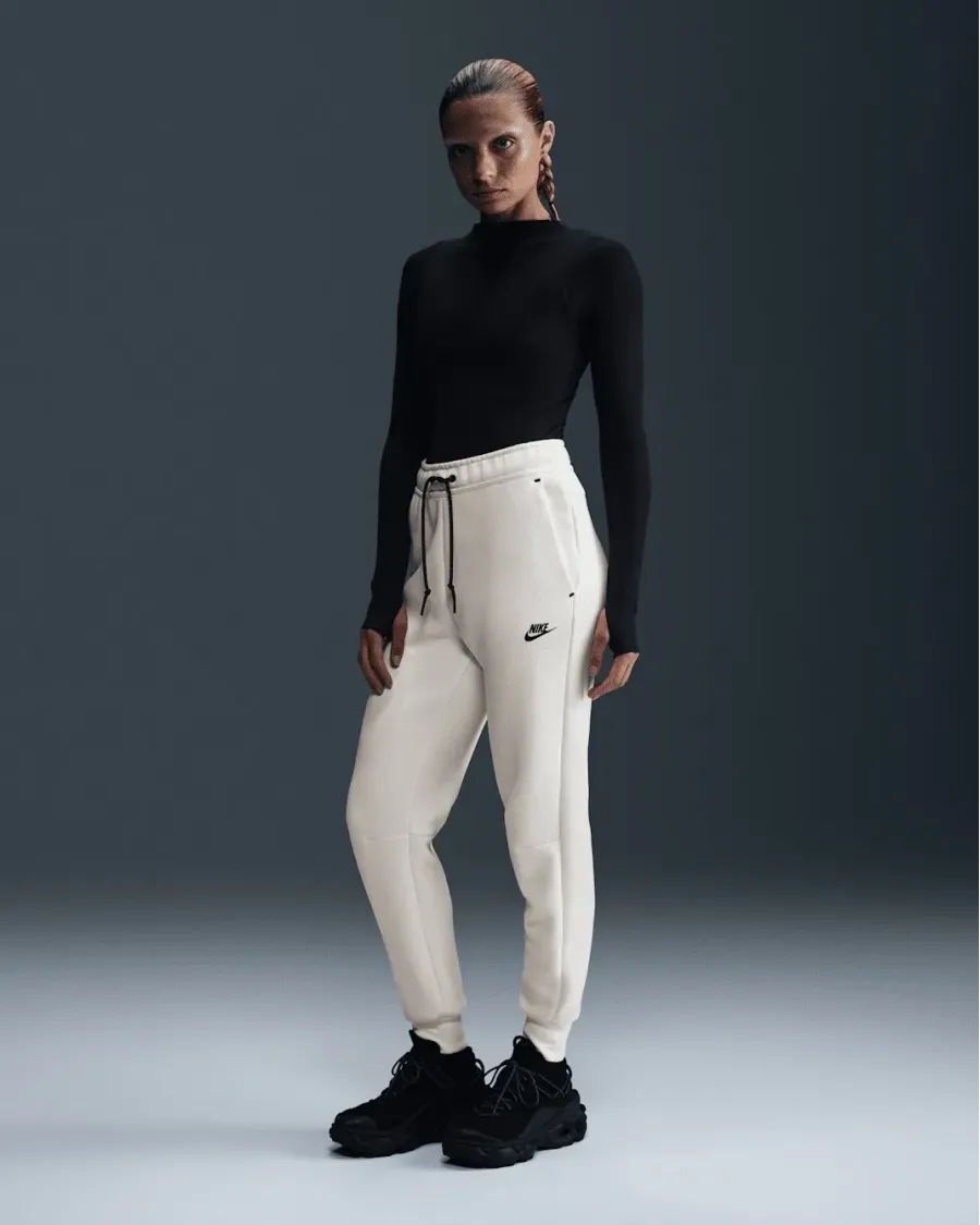 Штани Nike Sportswear Tech Fleece Mid-Rise HV6779-110