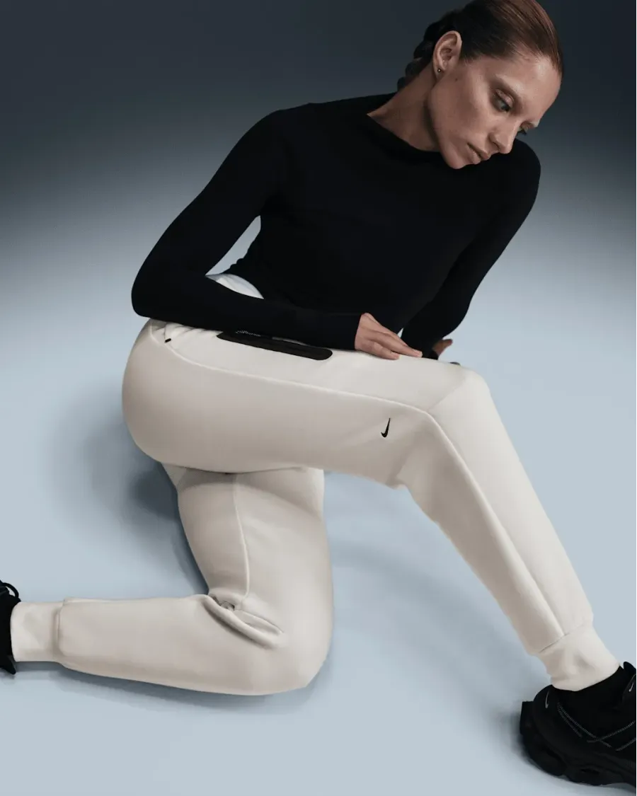 Штани Nike Sportswear Tech Fleece Mid-Rise HV6779-110