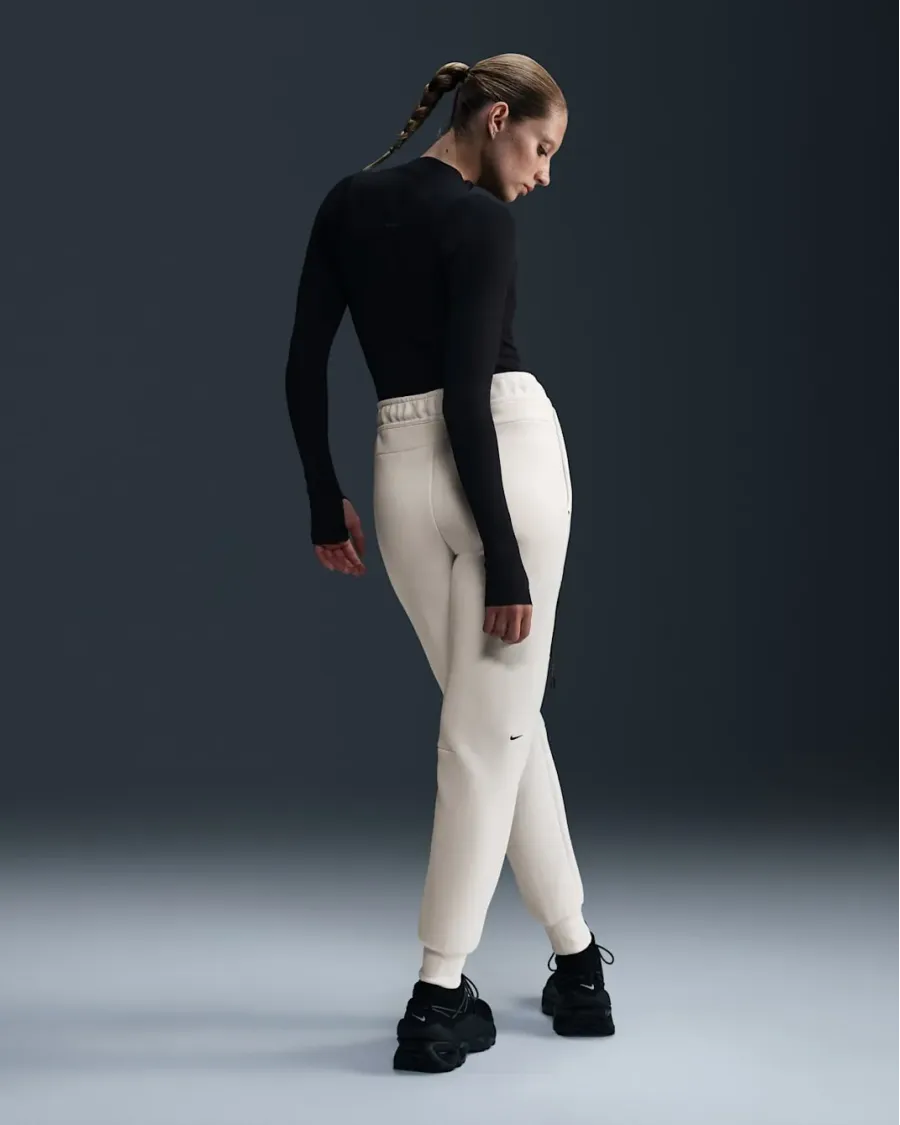 Штани Nike Sportswear Tech Fleece Mid-Rise HV6779-110