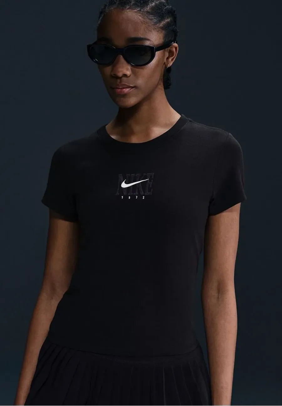 Футболка Nike Sportswear Slim Short-Sleeve Graphic Tee IB2444-010