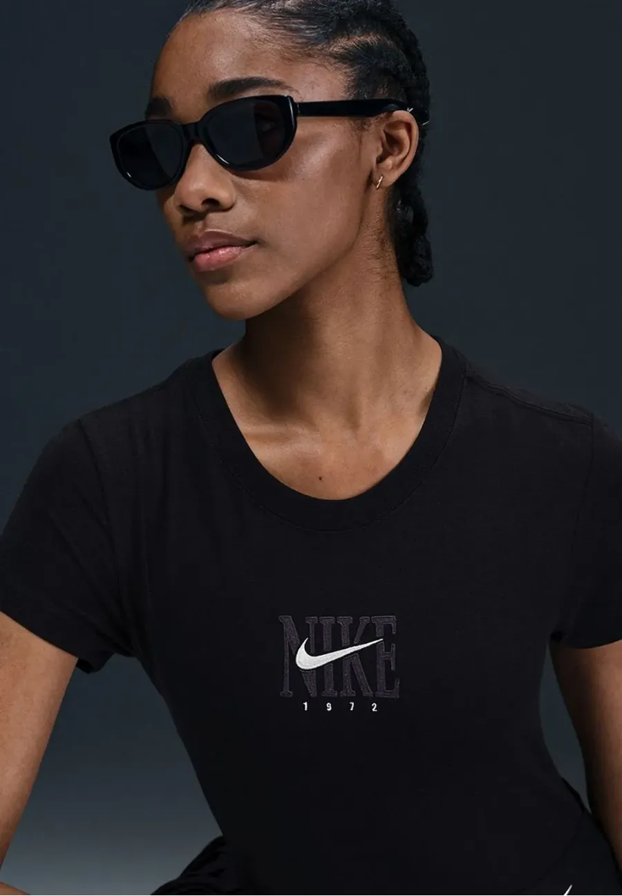 Футболка Nike Sportswear Slim Short-Sleeve Graphic Tee IB2444-010