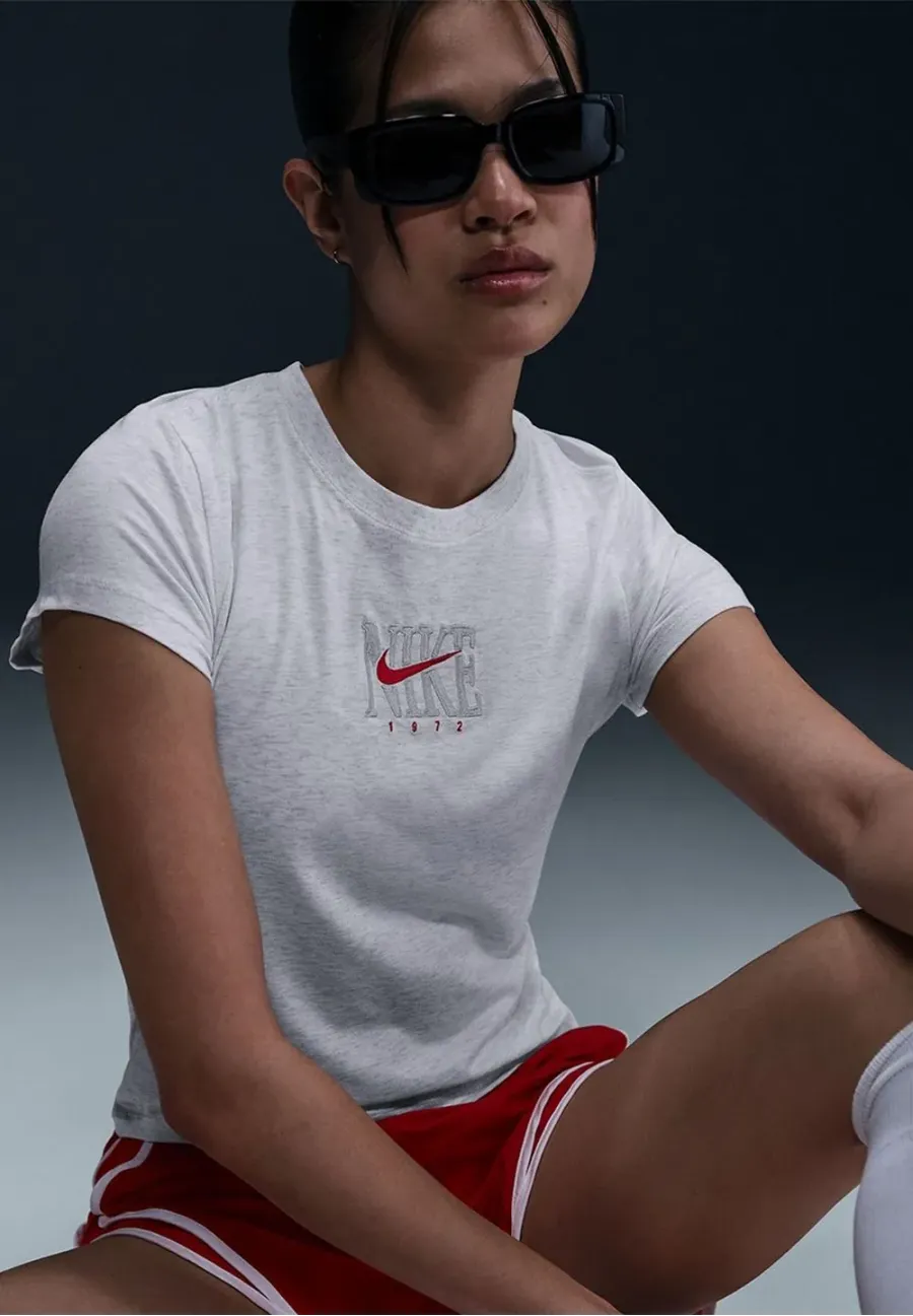 Футболка Nike Sportswear Slim Short-Sleeve Graphic Tee IB2444-051