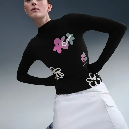 Футболка Nike Sportswear Tight Short-Sleeve Graphic IH8476-010