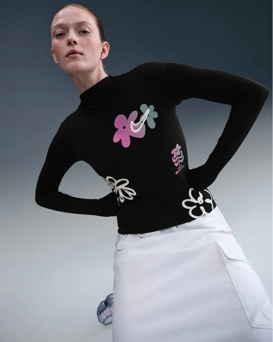 Футболка Nike Sportswear Tight Short-Sleeve Graphic IH8476-010