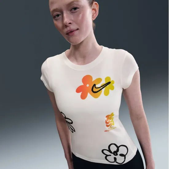 Футболка Nike Sportswear Tight Short-Sleeve Graphic IH8476-100