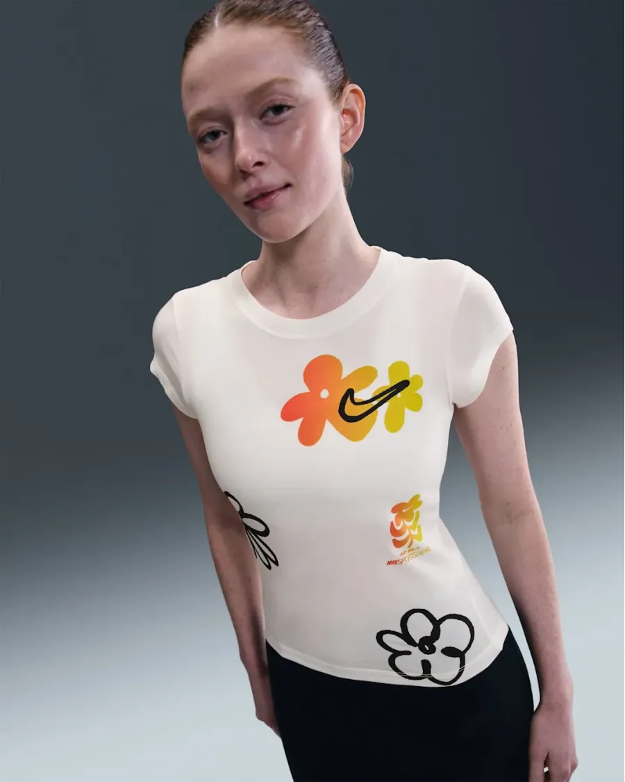 Футболка Nike Sportswear Tight Short-Sleeve Graphic IH8476-100