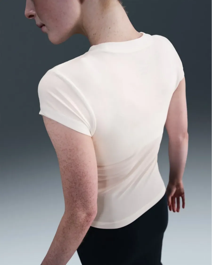 Футболка Nike Sportswear Tight Short-Sleeve Graphic IH8476-100