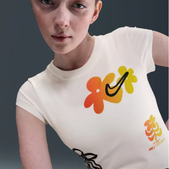 Футболка Nike Sportswear Tight Short-Sleeve Graphic IH8476-100