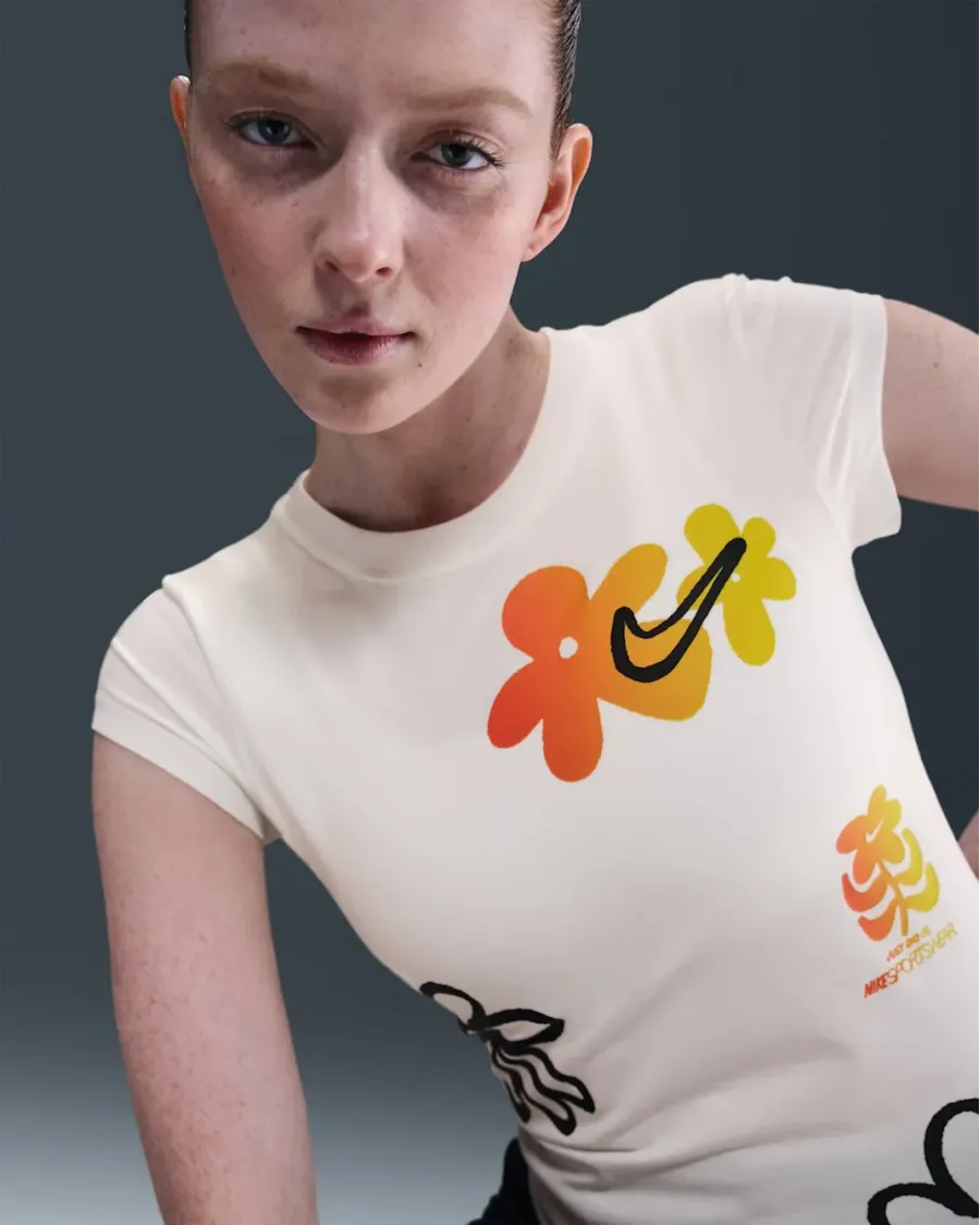 Футболка Nike Sportswear Tight Short-Sleeve Graphic IH8476-100