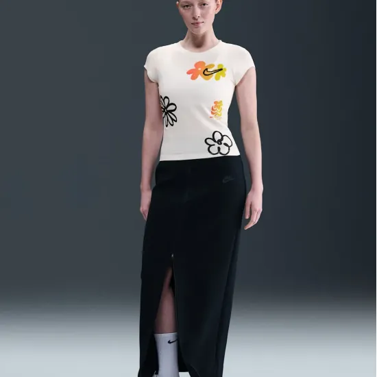Футболка Nike Sportswear Tight Short-Sleeve Graphic IH8476-100
