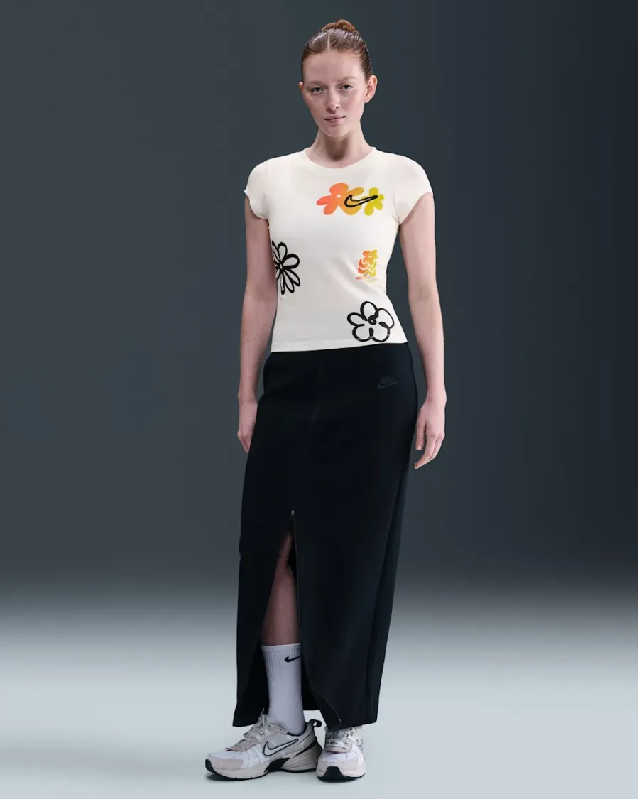 Футболка Nike Sportswear Tight Short-Sleeve Graphic IH8476-100
