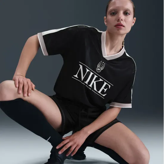 Футболка Nike Sportswear V-Neck Jersey Top IH8504-010