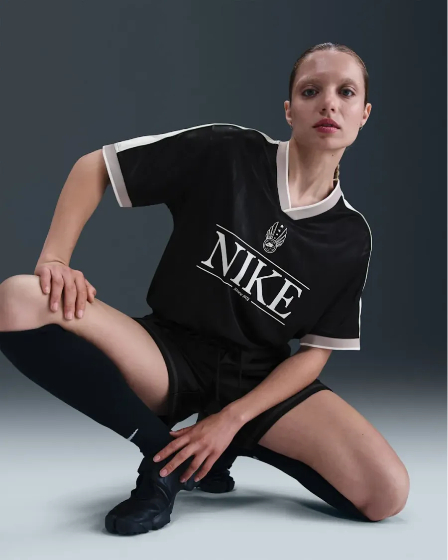 Футболка Nike Sportswear V-Neck Jersey Top IH8504-010