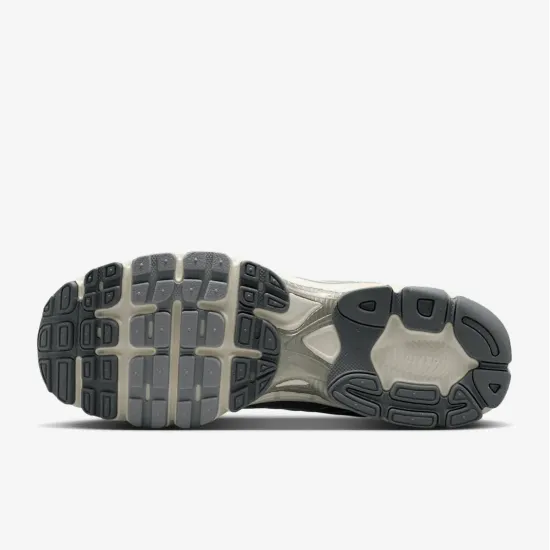 Кросівки Nike Air Max Moto 2K IQ7592-077