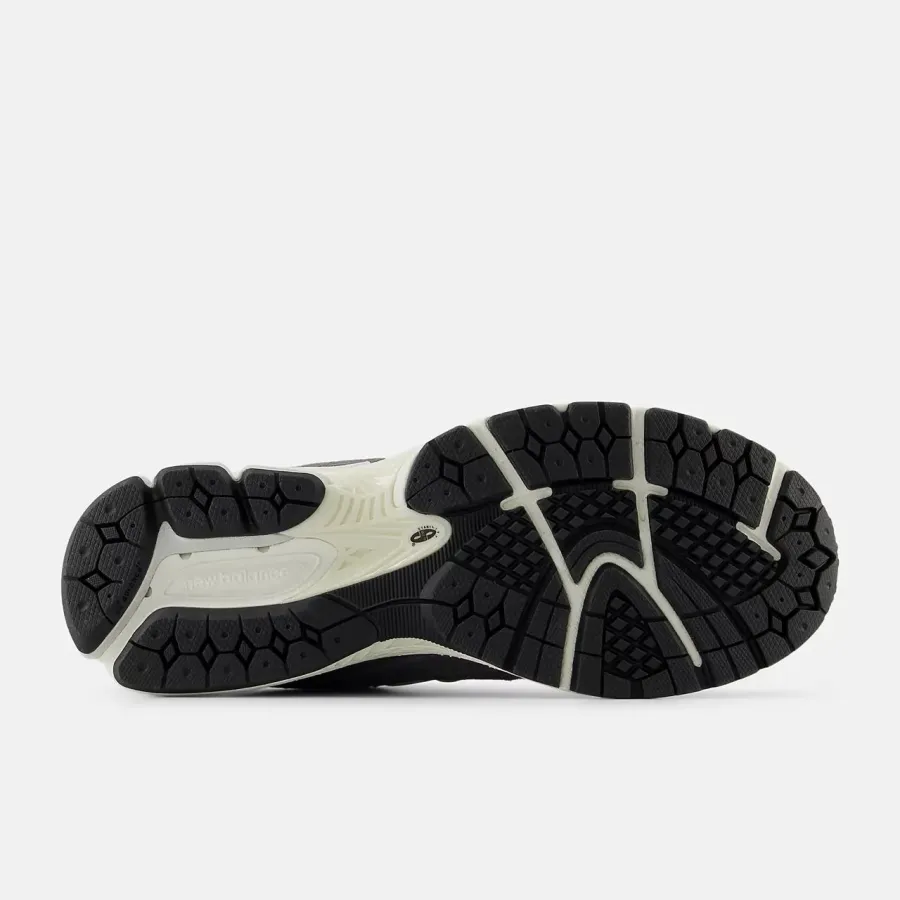 Кросівки New Balance 2002R M2002RFB