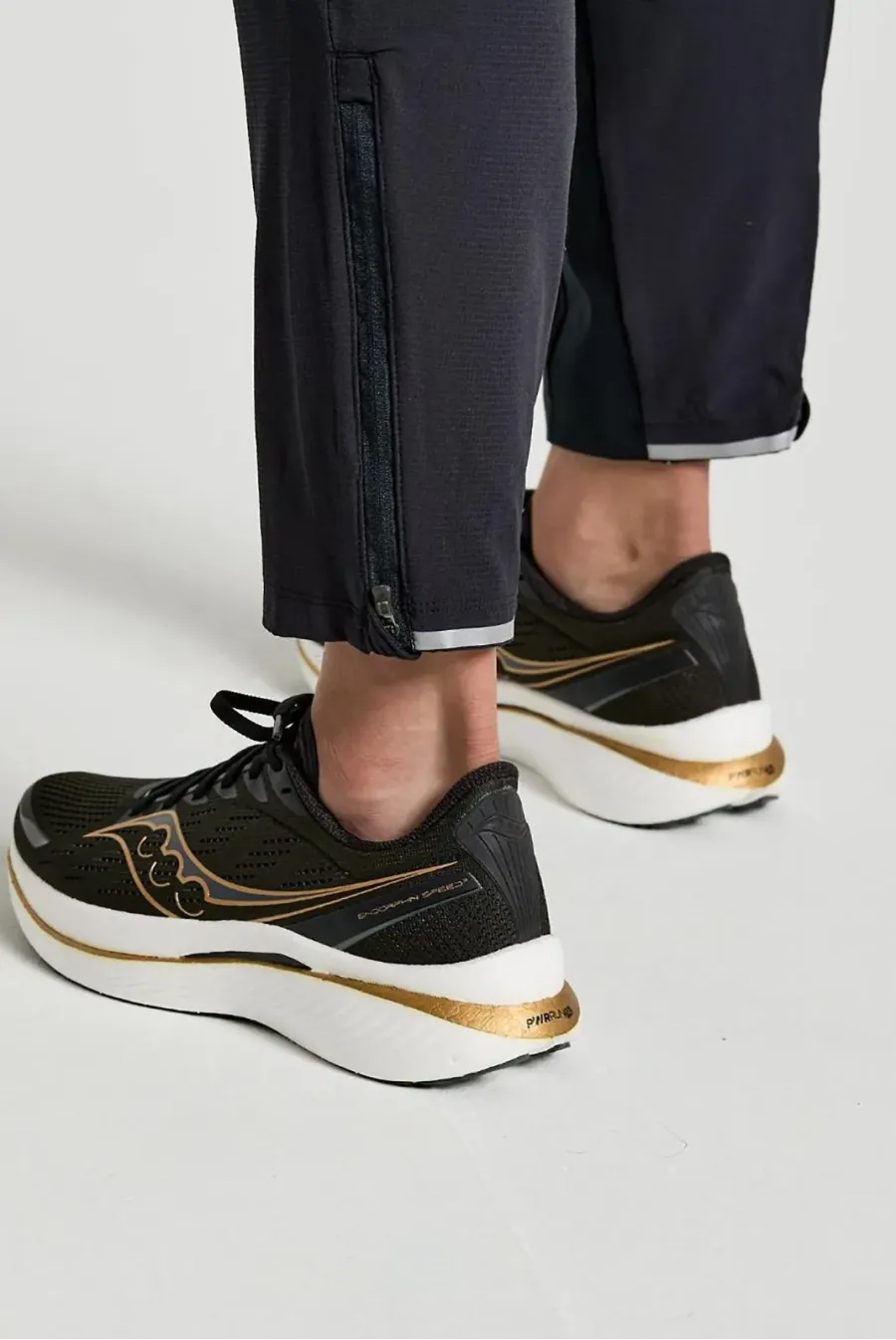 Штани Saucony Boston Woven Pant SAM800348-BK